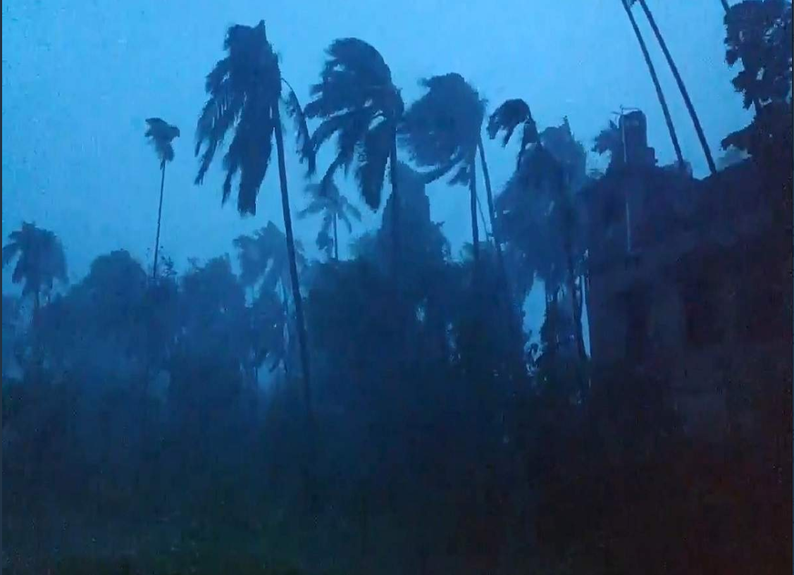 VIDEO - प्रचंड चक्रवाती तूफान *अम्फान*:  बंगाल में  मोदी कल ममता बनर्जी के साथ करेंगे हवाई सर्वेक्षण -  प्रचंड चक्रवाती तूफान- *अम्फान* से 72 लोगों की हुई है मौत!