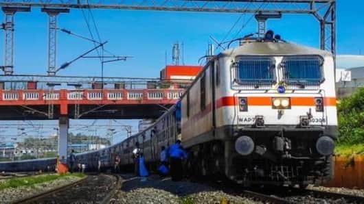 भारतीय रेलवे चलती ट्रेनों में मुहैया करवाएगा मसाज की सुविधाएँ: प्रदीप कुमार