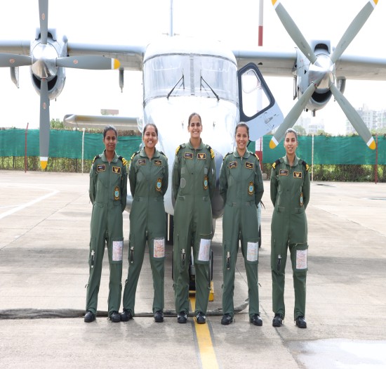 बाधाओं को पार कर- भारतीय नौसेना की सर्व-महिला एयरक्रू ने इतिहास रचा: रक्षा मंत्रालय 