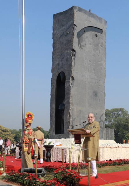 केंद्रीय गृह मंत्री श्री अमित शाह ने पुलिस स्मृति दिवस के अवसर पर राष्ट्रीय पुलिस स्मारक पर शहीद पुलिसकर्मियों को श्रद्धासुमन अर्पित किए