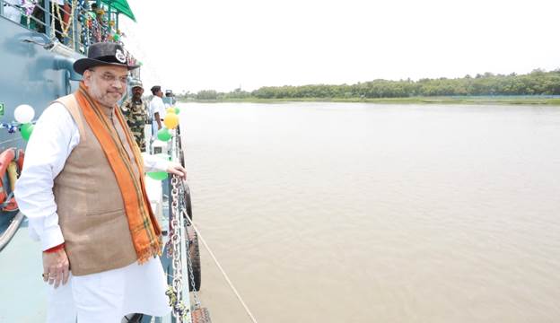 केन्द्रीय गृह एवं सहकारिता मंत्री श्री अमित शाह ने अपनी दो दिन की पश्चिम बंगाल यात्रा के पहले दिन आज भारत-बांग्लादेश सीमा पर सुंदरबन के दुर्गम क्षेत्र की सुरक्षा के लिए बनवाई गयी नर्मदा, सतलुज व कावेरी फ्लोटिंग सीमा चौकियों (BOP) का उद्घाटन किया