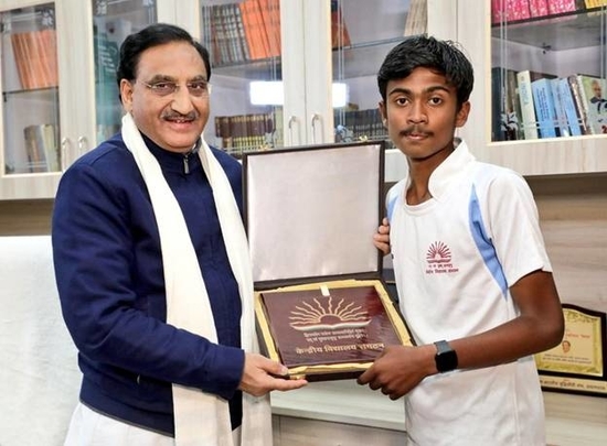 केन्‍द्रीय मानव संसाधन विकास मंत्री- रमेश पोखरियाल निशंक ने केन्‍द्रीय विद्यालय के छात्र- हर्ष पंडित को एक नेक संकल्‍प के साथ जबलपुर से दिल्‍ली तक दौड़ लगाने के प्रयासों लगाने के लिए सम्‍मानित किया 