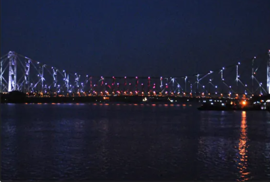 टोक्यो ओलंपिक में भाग ले रहे भारतीय दलों के उत्साह बढ़ाने कोलकाता के हावड़ा ब्रिज को सजाया गया