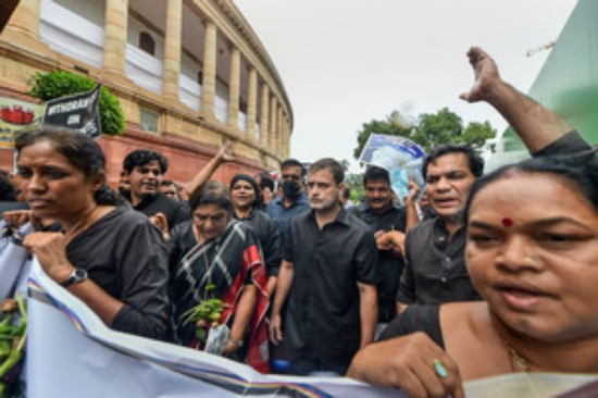 महंगाई, बेरोजगारी के खिलाफ कांग्रेस ने प्रदर्शन किया, राहुल-प्रियंका समेत कई नेता हिरासत में लिए गए 