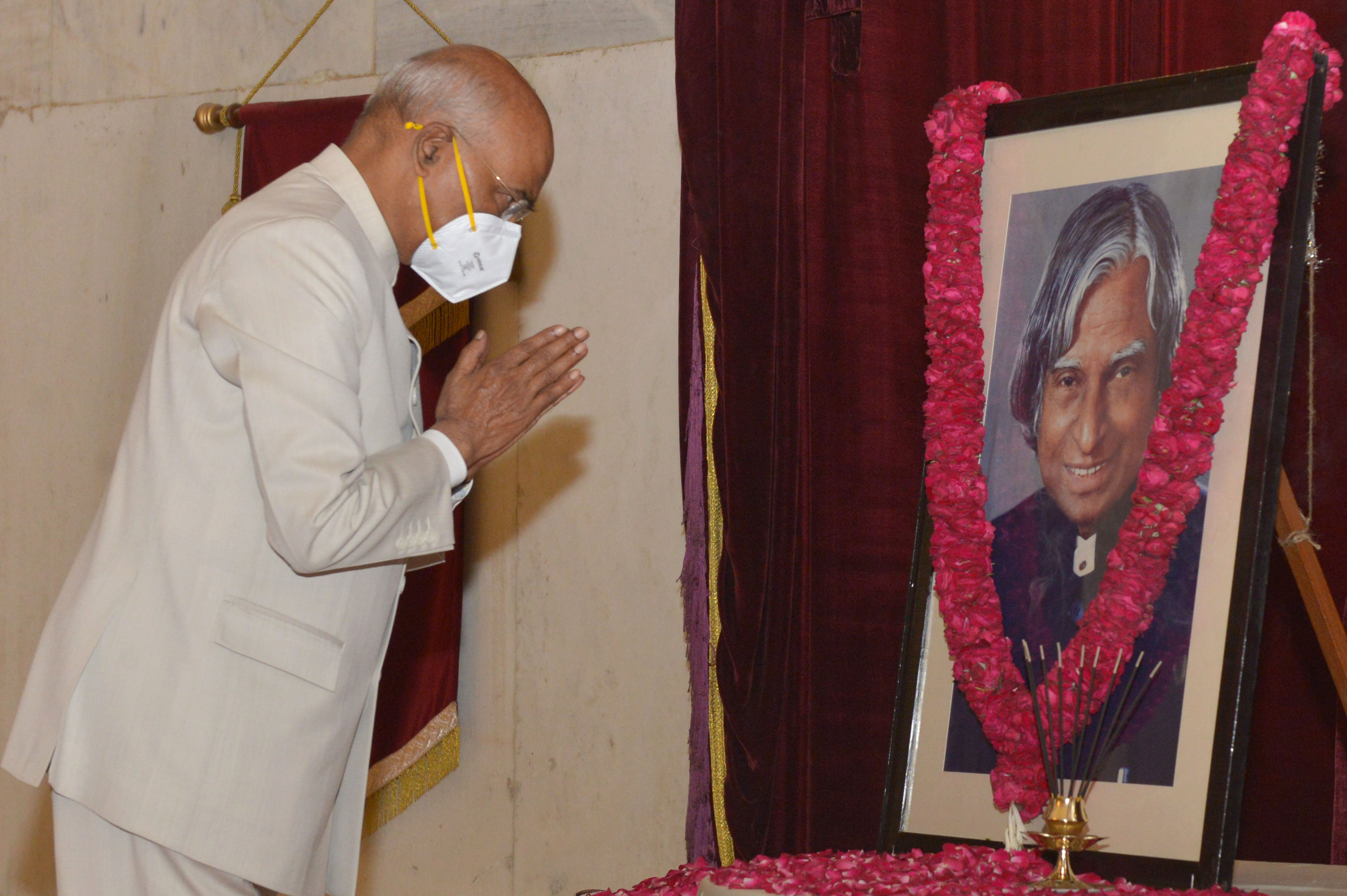 राष्‍ट्रपति श्री रामनाथ कोविंद ने पूर्व राष्‍ट्रपति डॉ. एपीजे अब्‍दुल कलाम को उनकी जयंती के अवसर पर श्रद्धांजलि अर्पित की