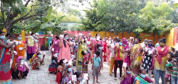 शालिनी पांडेय ने कैम्प आयोजित कर झुग्गी बस्ती में महिलाओं एव बेटीयों को स्वास्थ्य एवं सुरक्षा के प्रति जागरूक किया