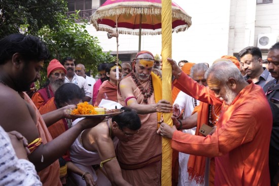 देश की राजधानी दिल्ली में गोप्रतिष्ठाध्वज की स्थापना की ज्योतिर्मठ के शंकराचार्य स्वामिश्रीः अविमुक्तेश्वरानंदः सरस्वती '१००८' जी महाराज ने। 